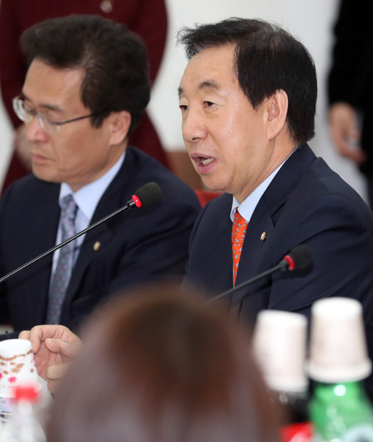 김성태 자유한국당 원내대표가 22일 오후 국회에서 취임 100일 기자간담회를 하고 있다. 연합뉴스